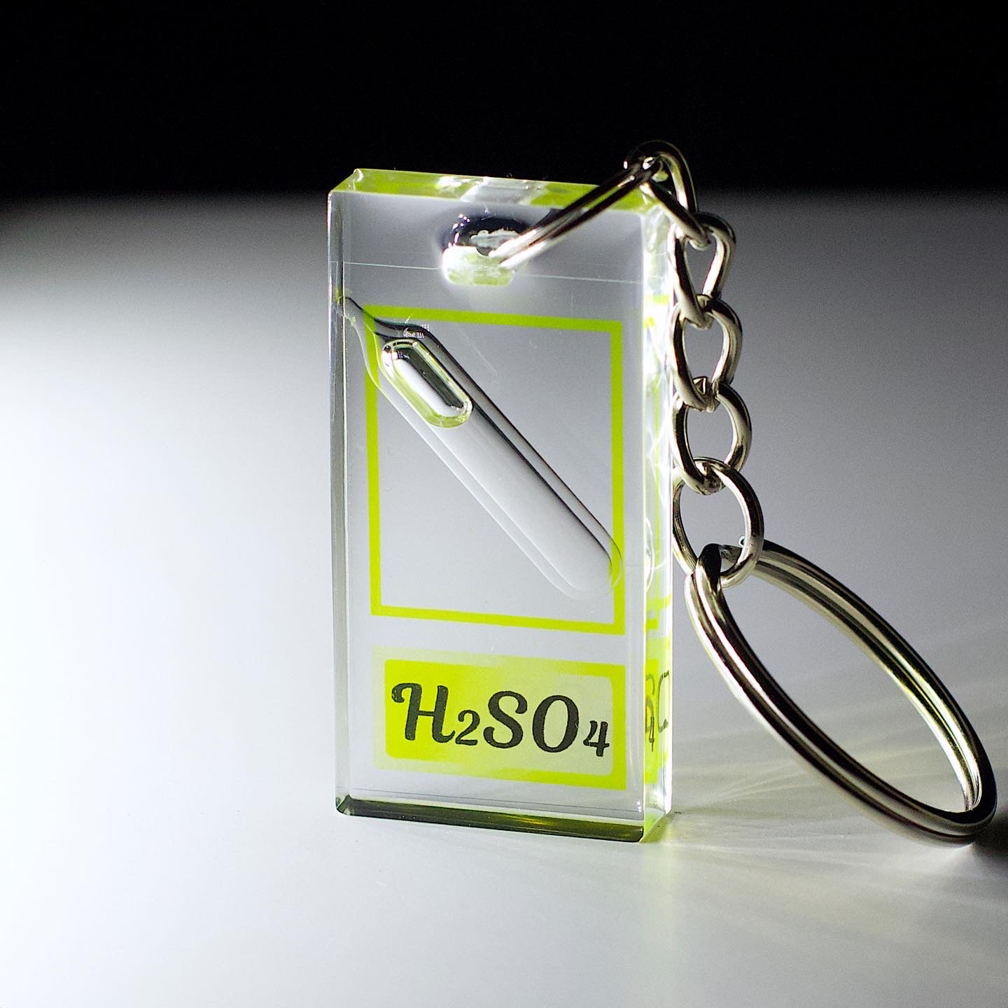 Sulfuric acid keychain 20x40 mm, H2SO4.